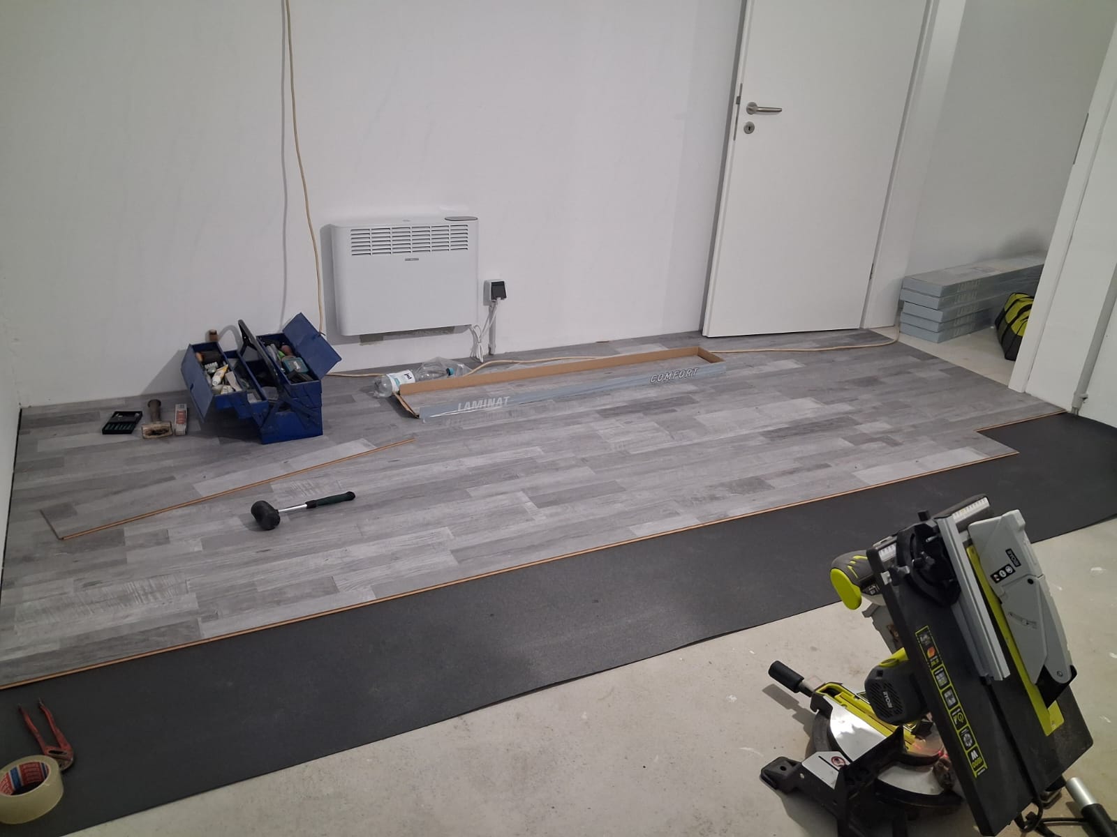 Bodenverlegung Laminat grau mit Dämmung