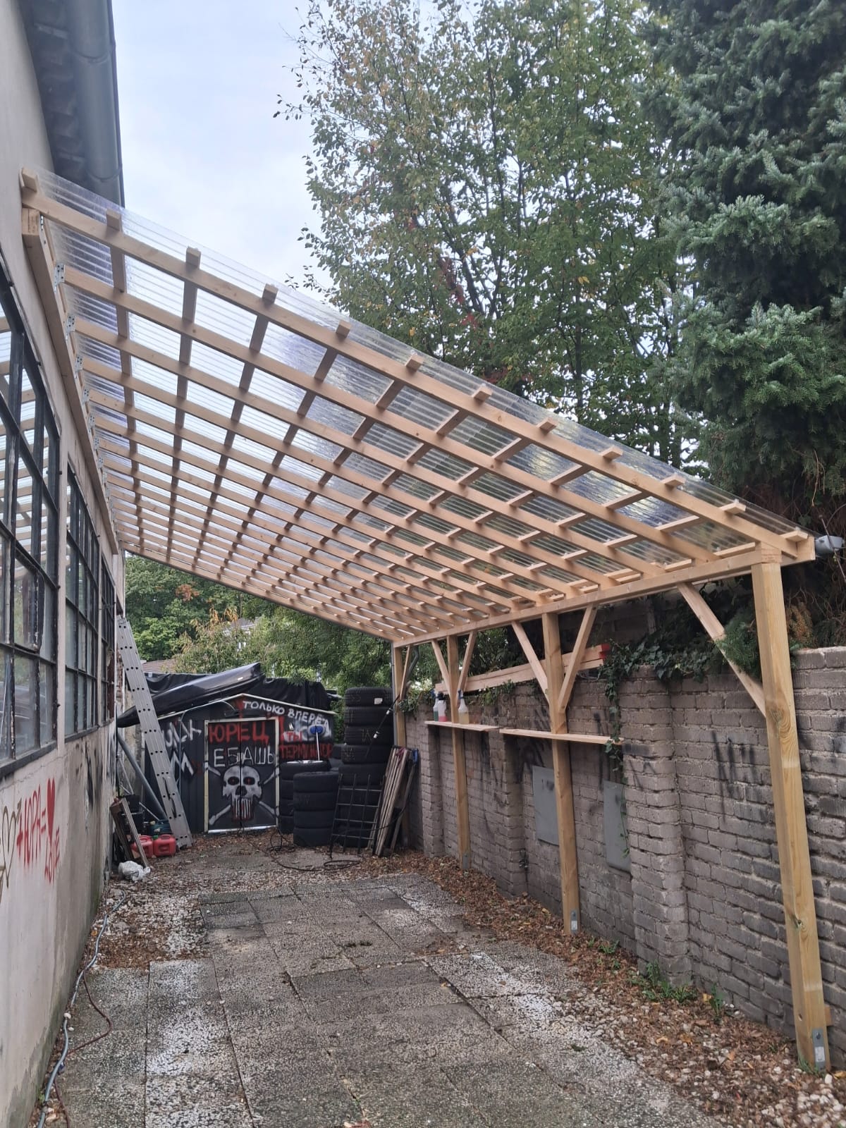 Fertige Überdachung mit Stegplatten