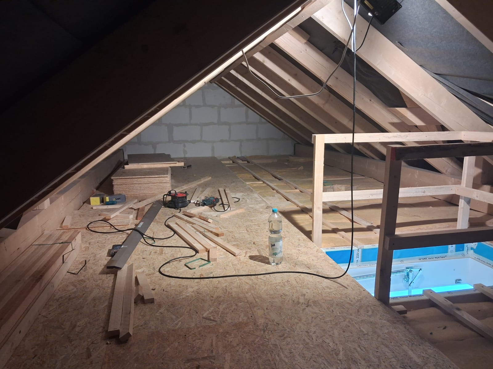 Dachboden-Ausbau mit OSB-Boden und Geländer