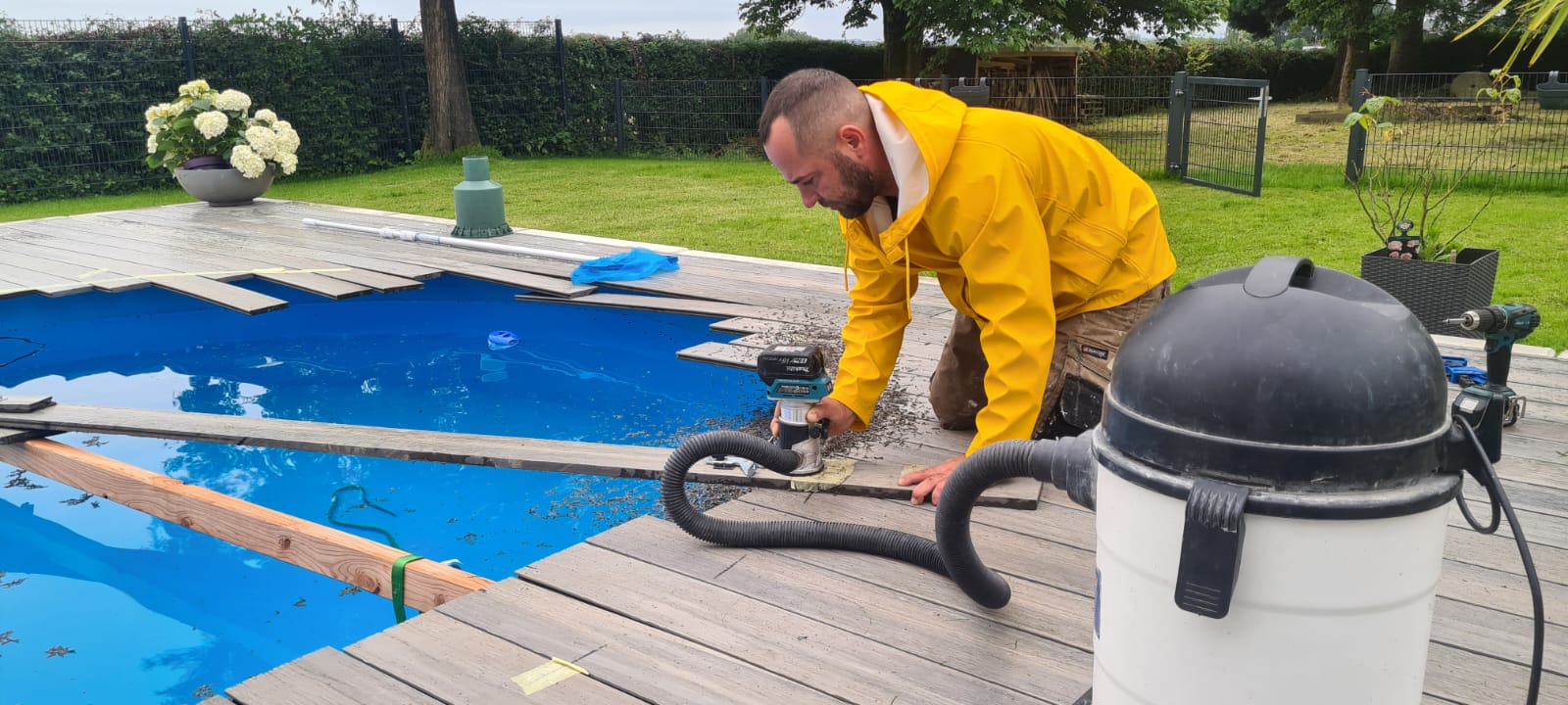 Pooldeck-Reparatur – Fräsarbeiten an WPC-Dielen