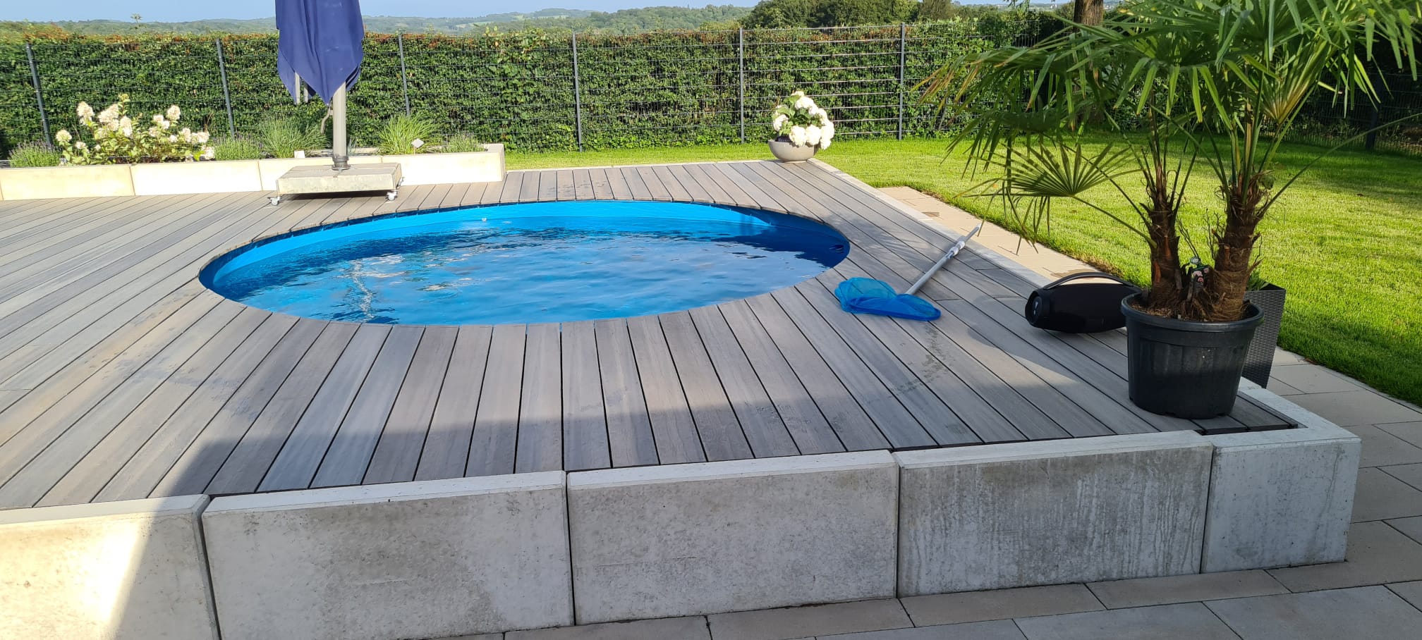 Rundes Pooldeck aus WPC – Reinigung/Pflege